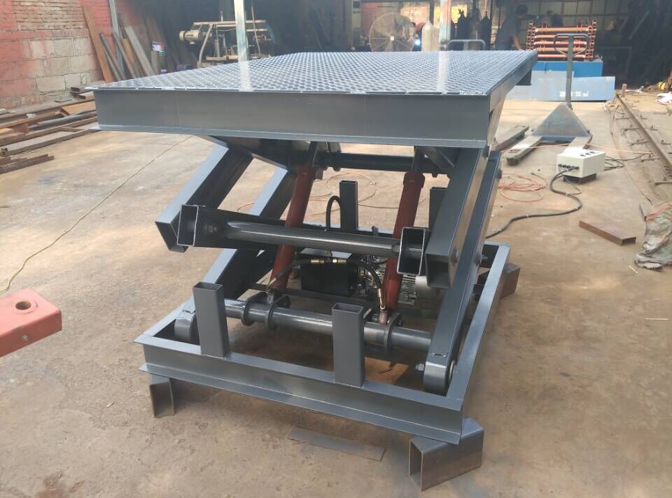 章丘造紙機(jī)械廠定制固定升降平臺(tái)，臺(tái)面1750*1350mm,載重2噸，升高1.2米，濟(jì)南坤宇升降機(jī)械，專業(yè)的升降機(jī)，升降平臺(tái)，剪叉升降機(jī)，剪叉式升降平臺(tái)專業(yè)制作商，電話053184239878