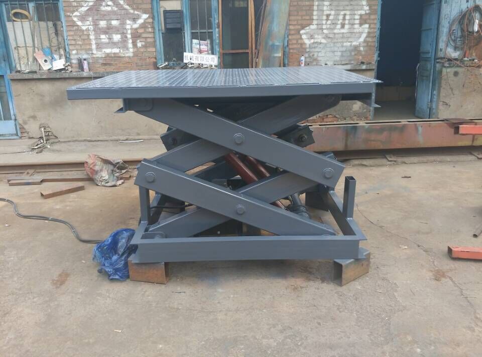 章丘造紙機(jī)械廠定制固定升降平臺(tái)，臺(tái)面1750*1350mm,載重2噸，升高1.2米，濟(jì)南坤宇升降機(jī)械，專業(yè)的升降機(jī)，升降平臺(tái)，剪叉升降機(jī)，剪叉式升降平臺(tái)專業(yè)制作商，電話053184239878