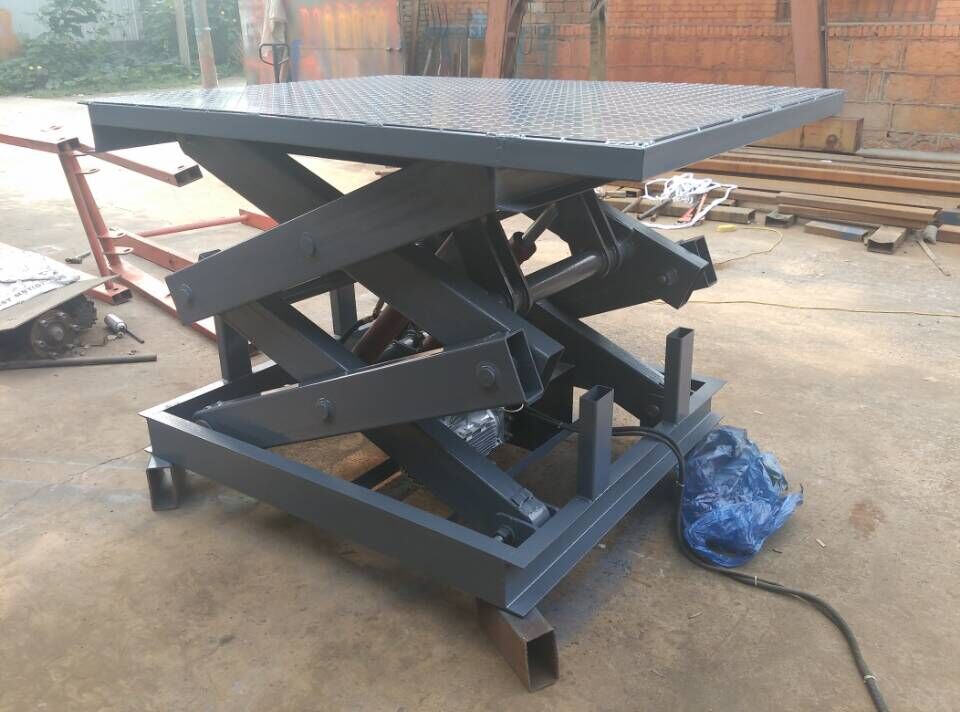 章丘造紙機(jī)械廠定制固定升降平臺(tái)，臺(tái)面1750*1350mm,載重2噸，升高1.2米，濟(jì)南坤宇升降機(jī)械，專業(yè)的升降機(jī)，升降平臺(tái)，剪叉升降機(jī)，剪叉式升降平臺(tái)專業(yè)制作商，電話053184239878