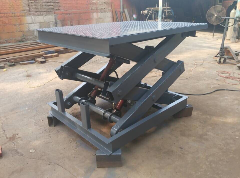 章丘造紙機(jī)械廠定制固定升降平臺(tái)，臺(tái)面1750*1350mm,載重2噸，升高1.2米，濟(jì)南坤宇升降機(jī)械，專業(yè)的升降機(jī)，升降平臺(tái)，剪叉升降機(jī)，剪叉式升降平臺(tái)專業(yè)制作商，電話053184239878